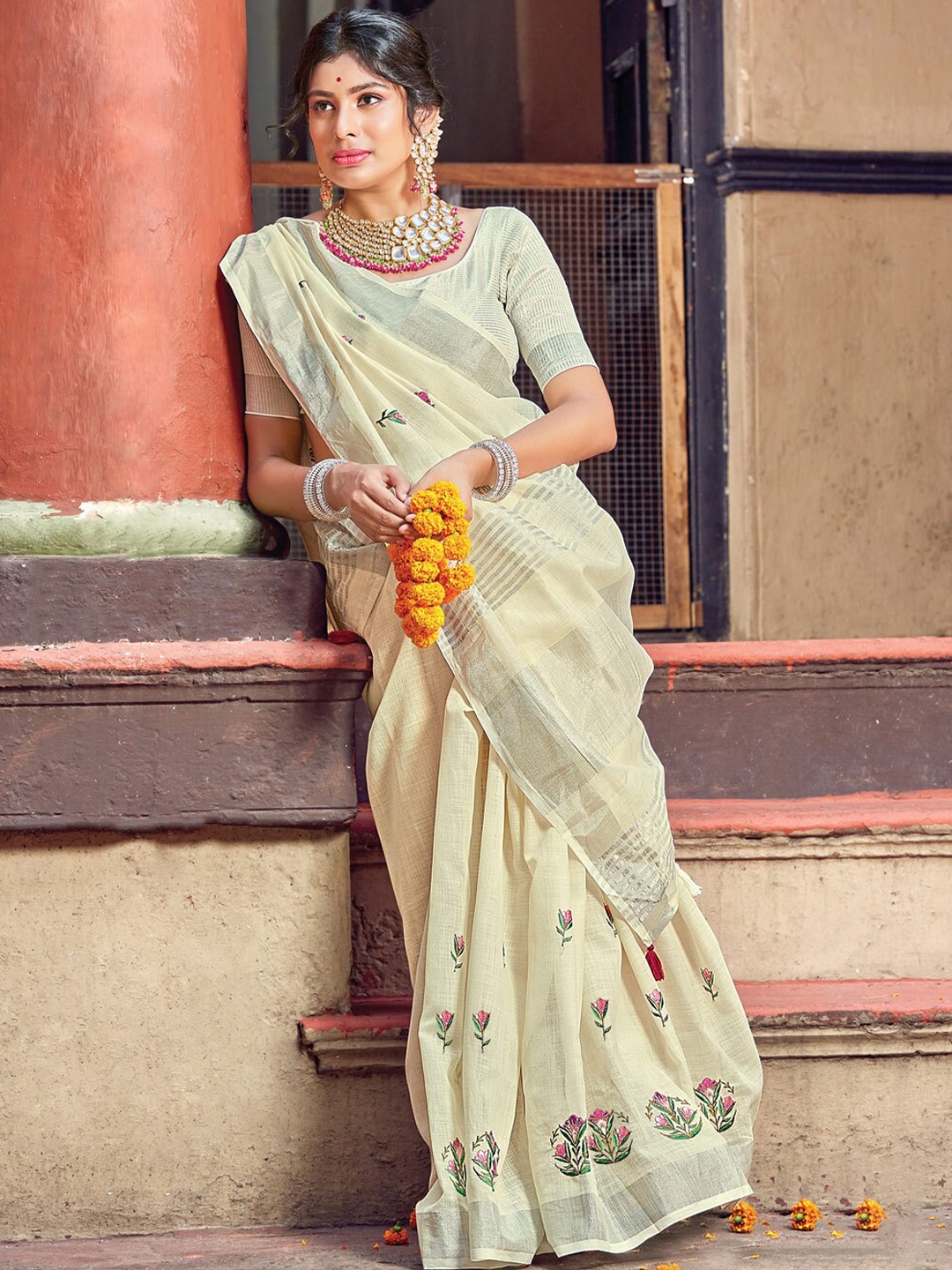 

SANGAM PRINTS Floral Zari Linen Blend Saree, Off white