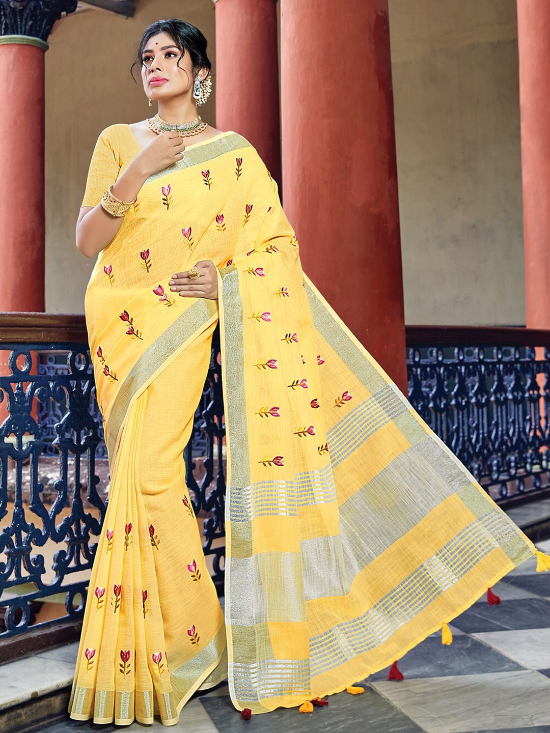

SANGAM PRINTS Floral Zari Linen Blend Saree, Yellow