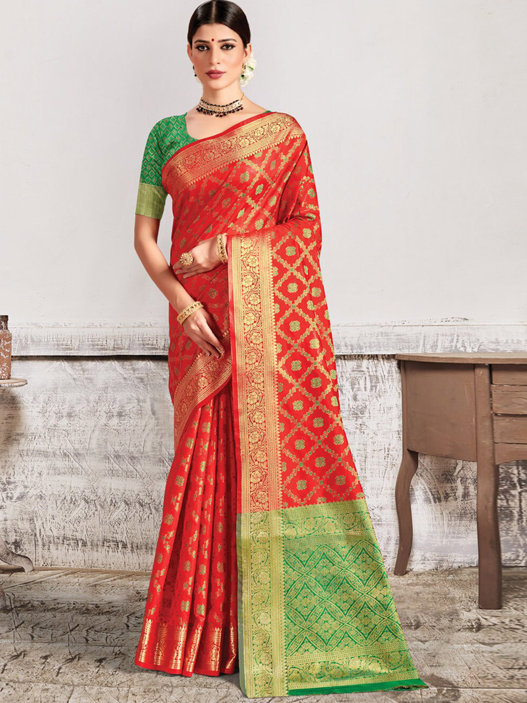 

SANGAM PRINTS Ethnic Motifs Zari Silk Blend Saree, Red