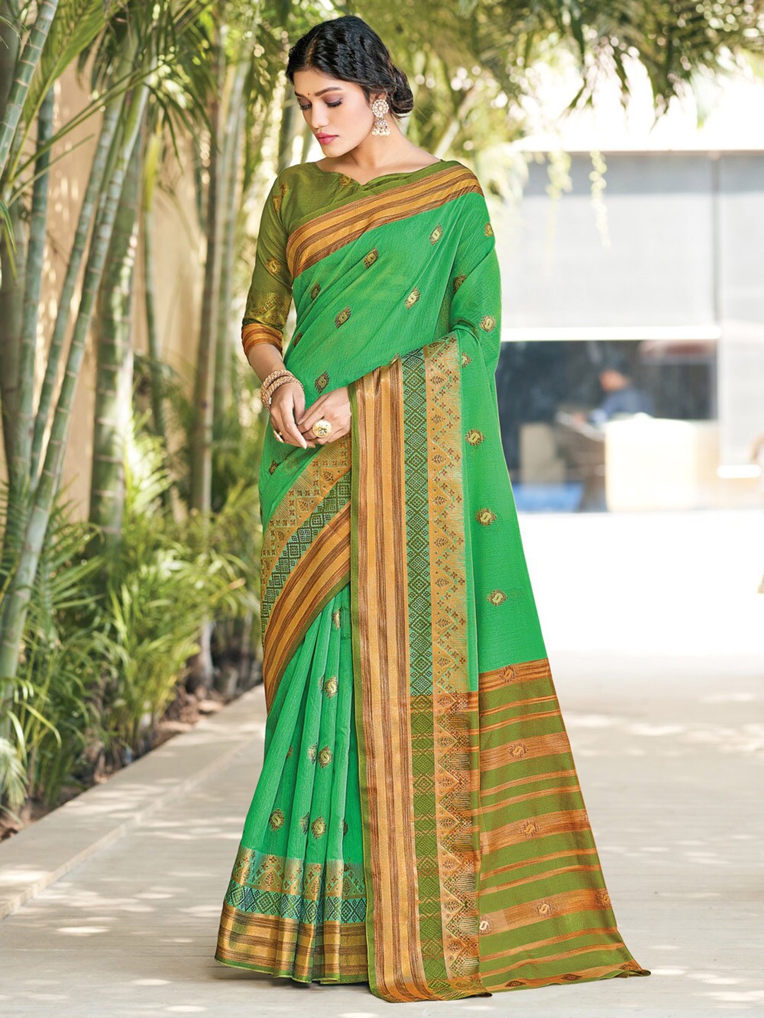 

SANGAM PRINTS Ethnic Motifs Zari Ready to Wear Saree, Green