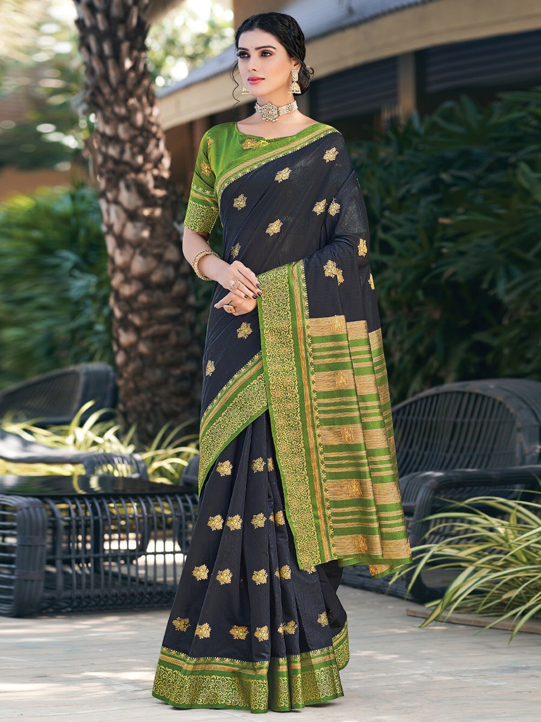 

SANGAM PRINTS Woven Design Zari Saree, Black