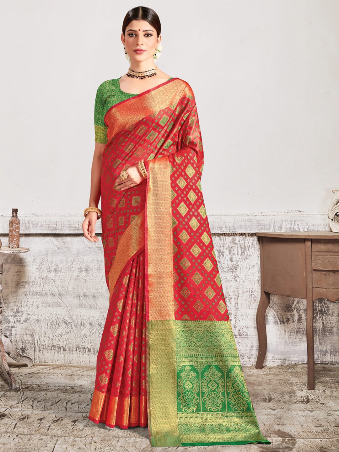 

SANGAM PRINTS Woven Design Zari Silk Blend Saree, Red