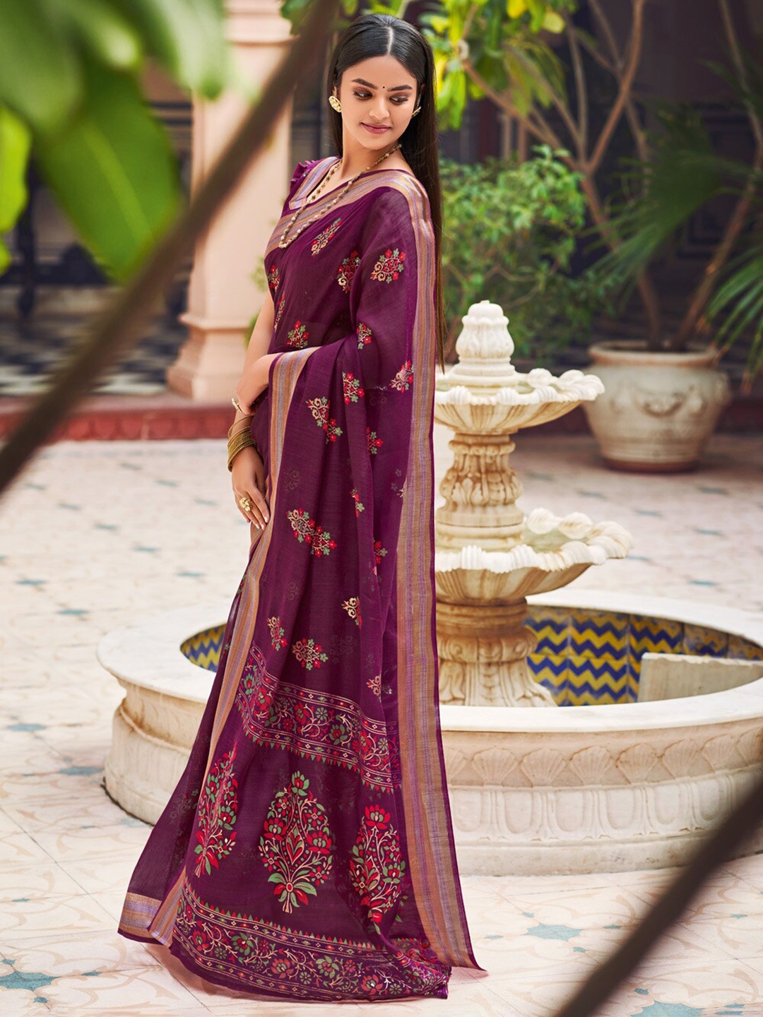 

SANGAM PRINTS Ethnic Motifs Zari Saree, Magenta