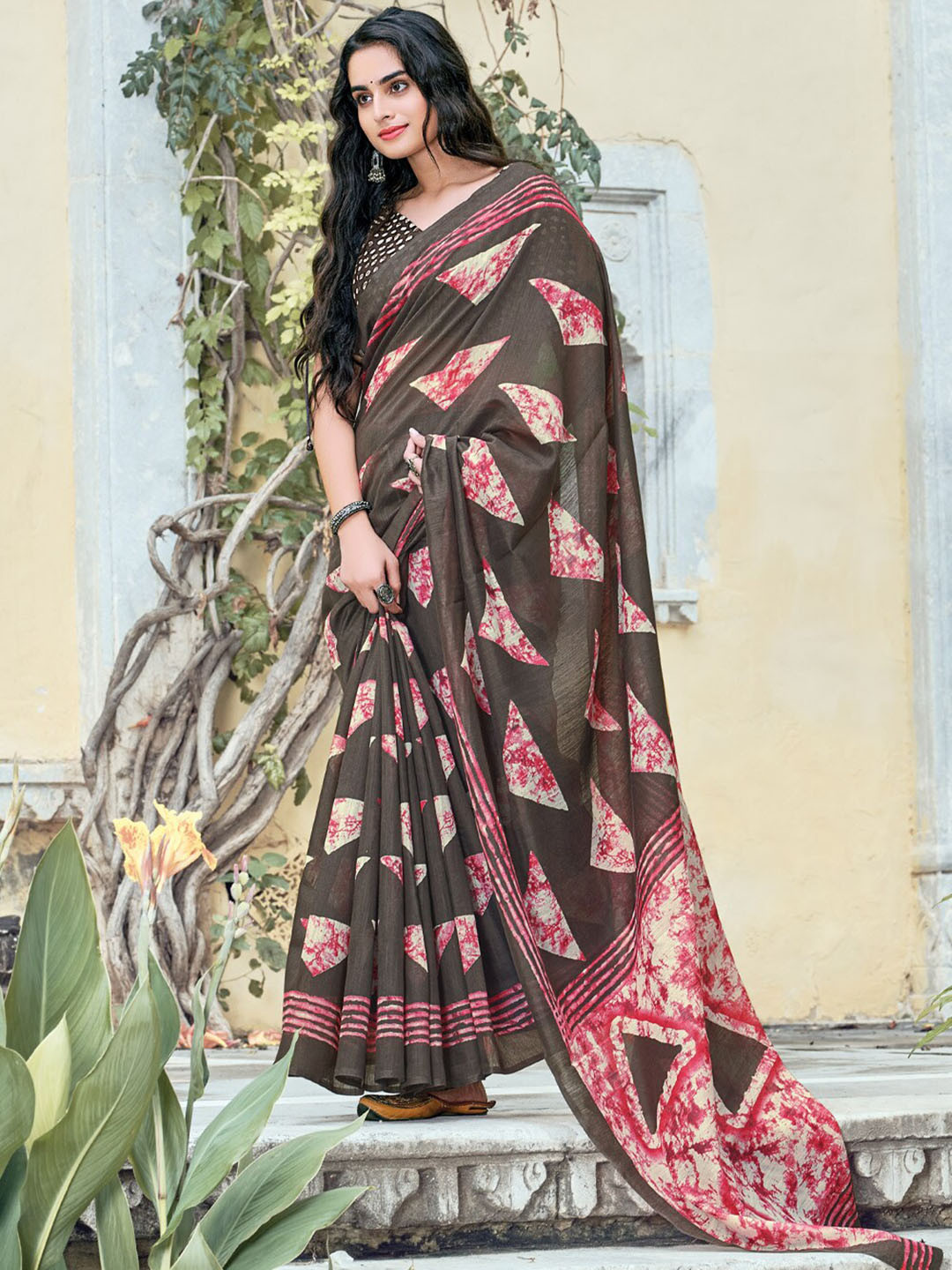 

SANGAM PRINTS Geometric Printed Saree, Brown