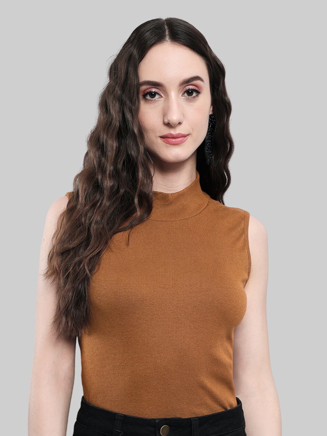 

Q-rious High Neck Crop Top, Coffee brown