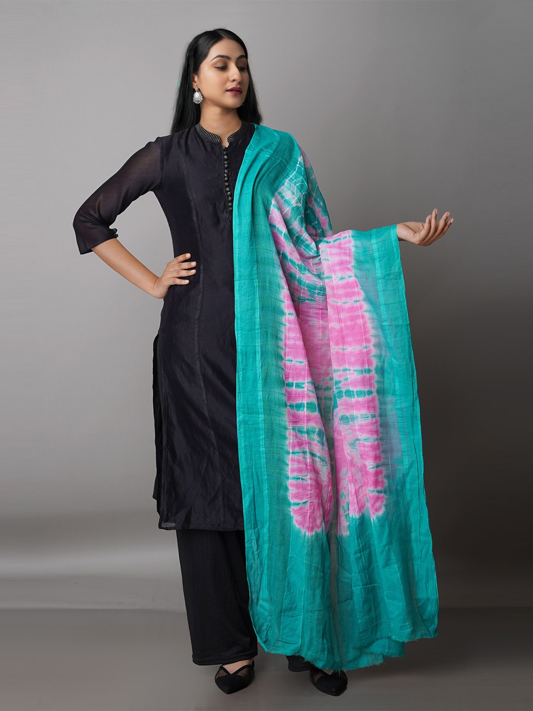

Unnati Silks Green & Pink Ombre Dyed Pure Cotton Shibori Dupatta