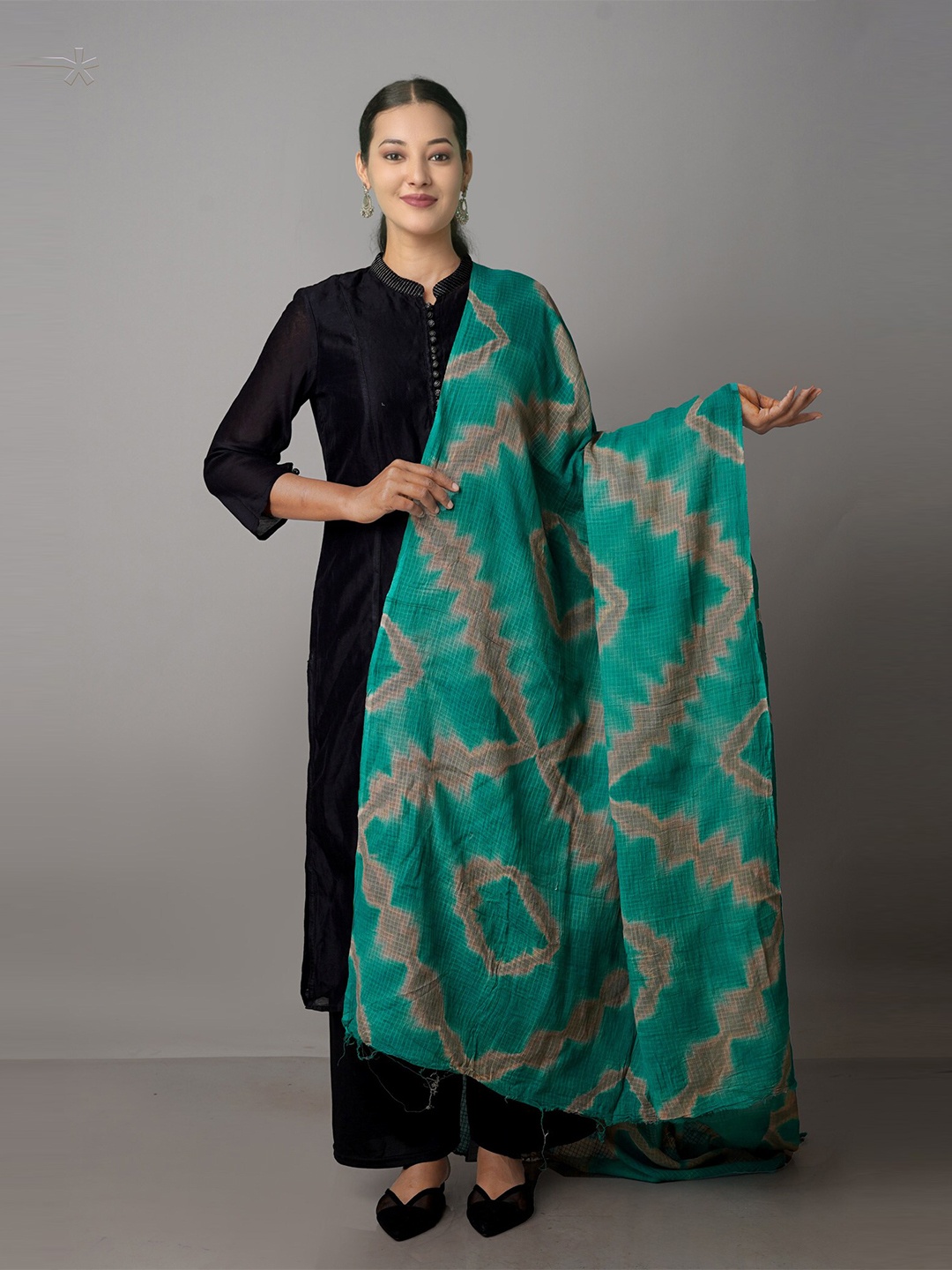 

Unnati Silks Green & Grey Dyed Pure Cotton Shibori Dupatta