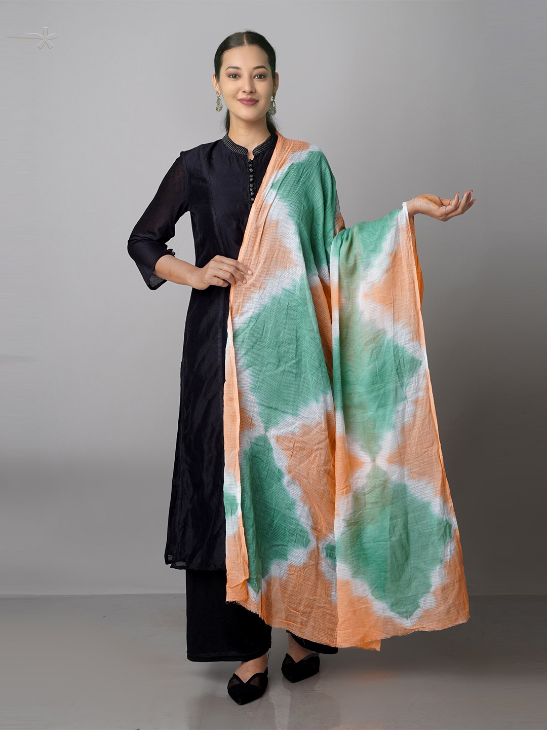 

Unnati Silks Green & White Ombre Dyed Pure Cotton Shibori Dupatta