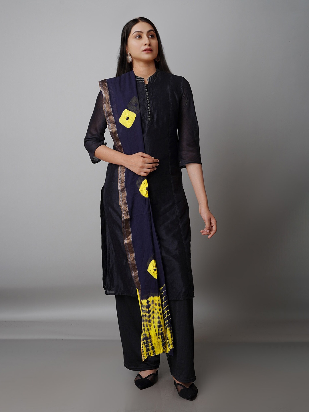 

Unnati Silks Ombre Dyed Pure Cotton Shibori Dupatta, Black