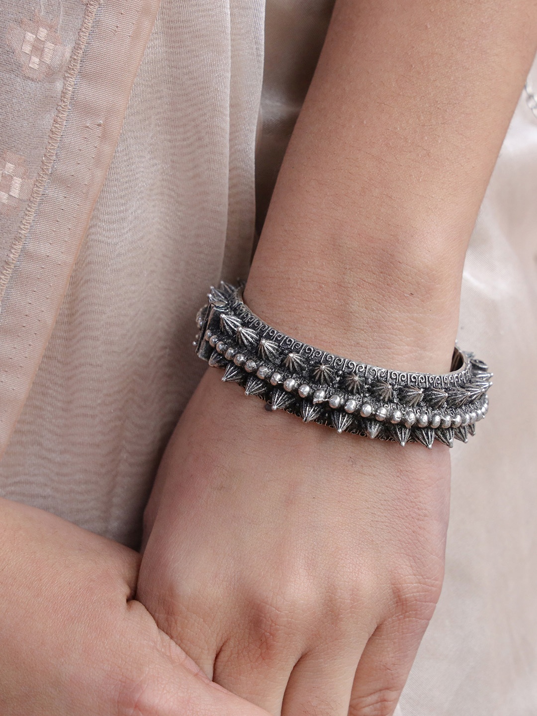 

Ozanoo Silver Plated Set of 2 Brass kada Bangles