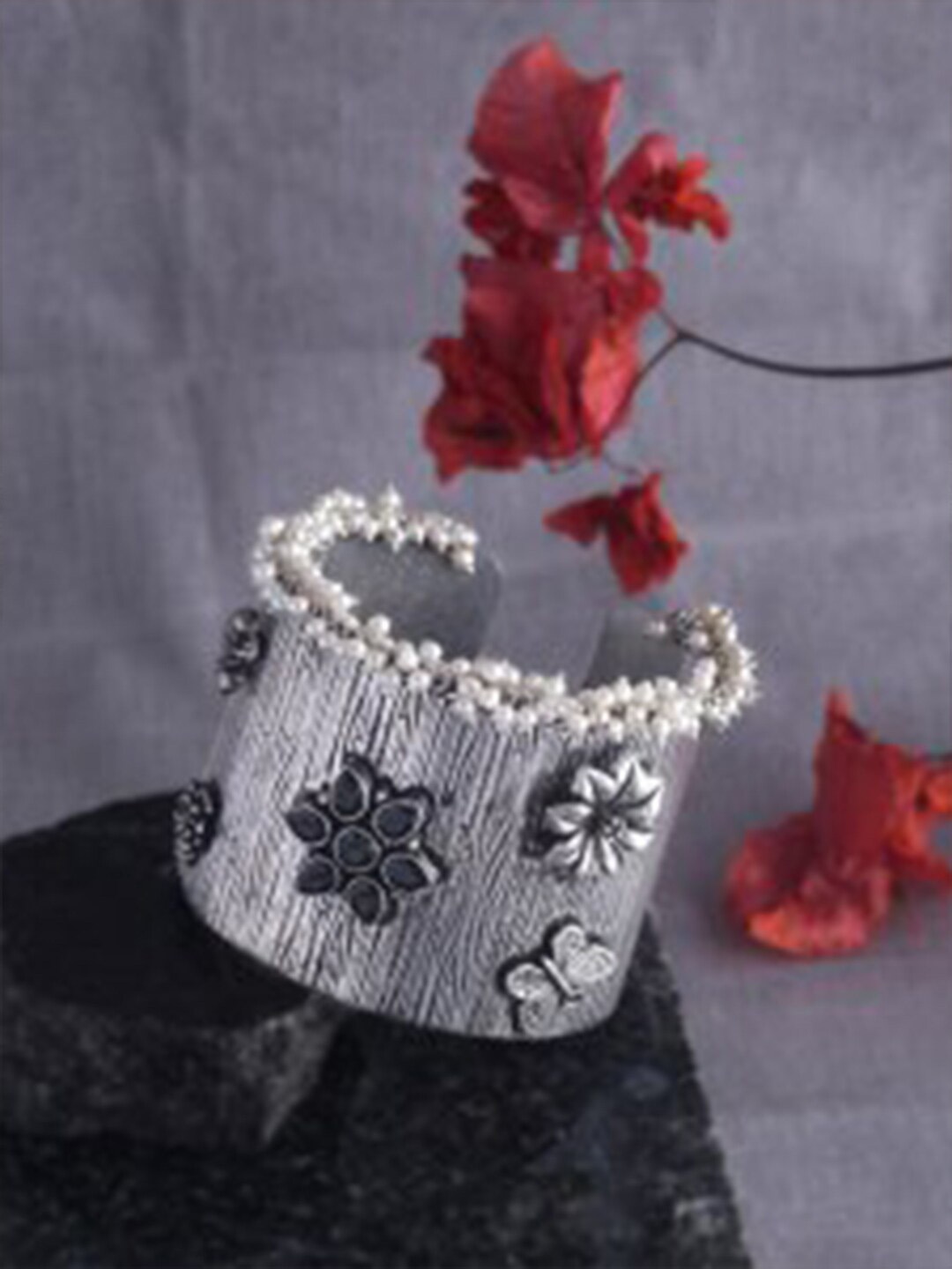 

Ozanoo Women Silver-Toned & White Brass Oxidised Silver-Plated Kada Bracelet