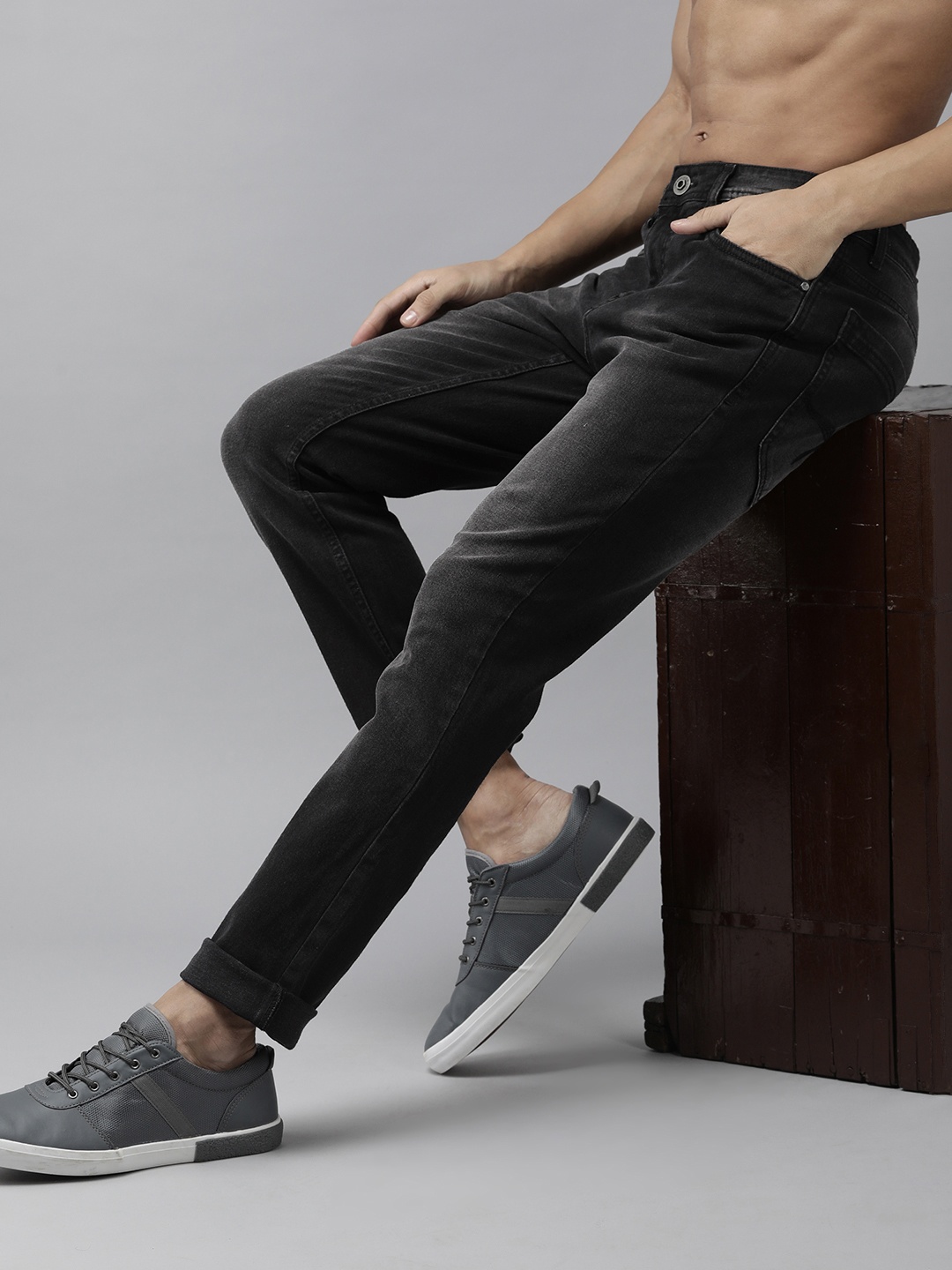 

Roadster Men Skinny Fit Light Fade Stretchable Jeans, Black