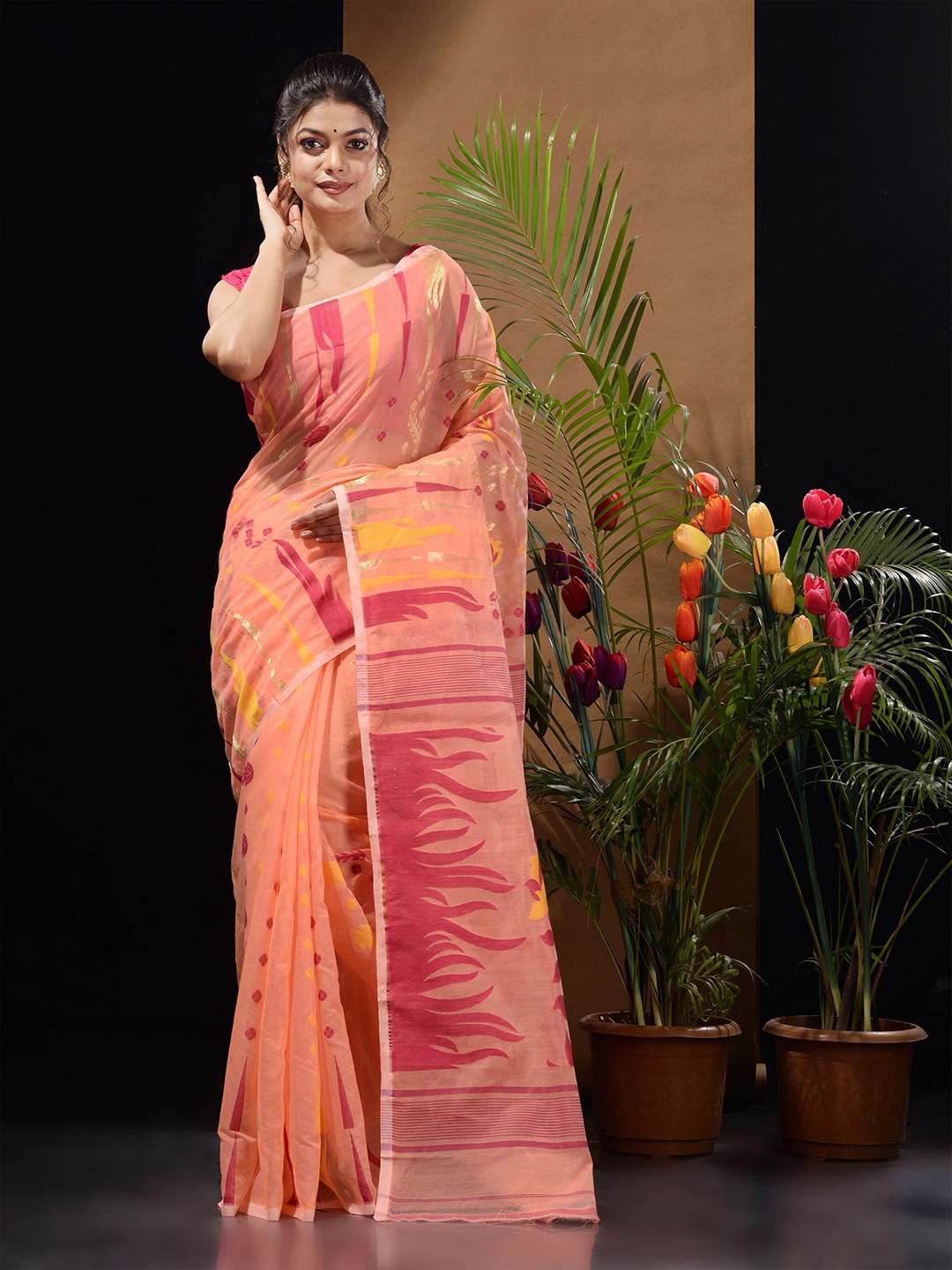 

Charukriti Woven Design Silk Cotton Jamdani Saree, Peach