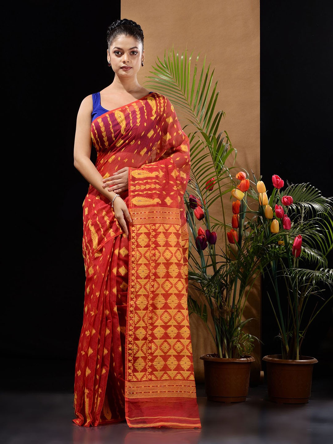 

Charukriti Woven Design Silk Cotton Jamdani Saree, Red