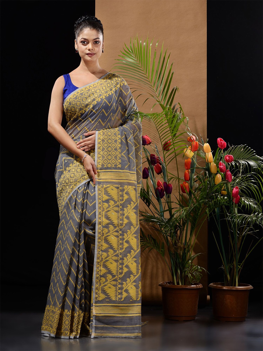 

CharukritiEthnic Motifs Silk Cotton Jamdani Saree, Grey