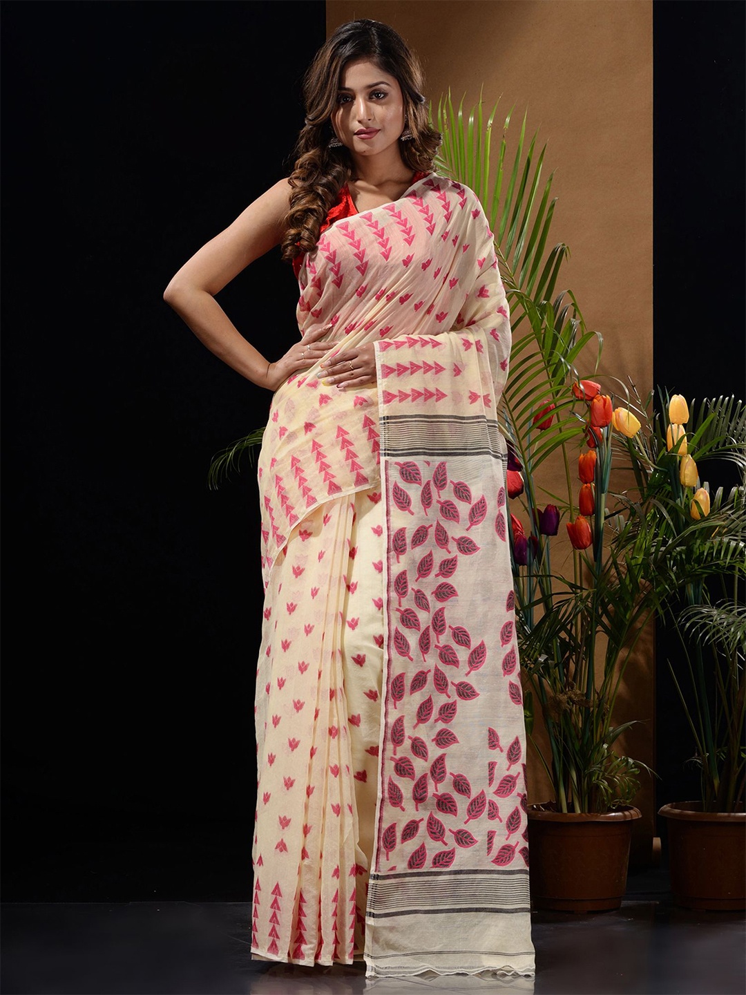 

Charukriti Off White & Pink Floral Silk Cotton Jamdani Saree