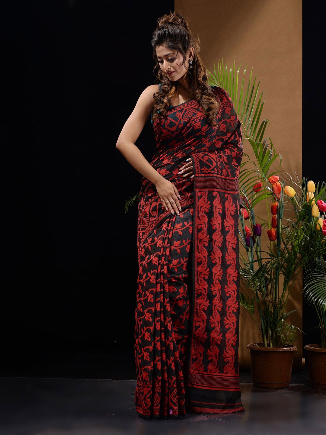 

Charukriti Floral Silk Cotton Jamdani Saree, Black