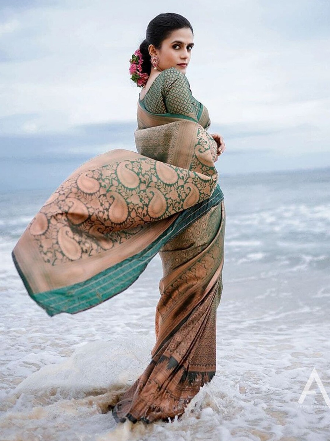 

BESUCHER Ethnic Motifs Zari Silk Blend Fusion Kanjeevaram Saree, Green