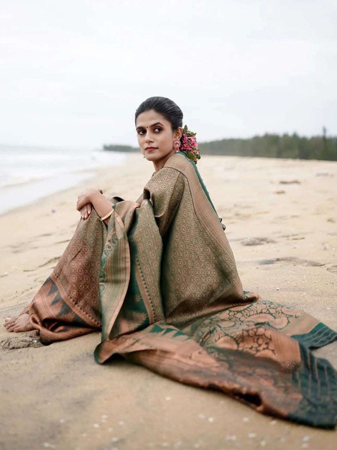 

BESUCHER Ethnic Motifs Zari Silk Blend Fusion Kanjeevaram Saree, Green