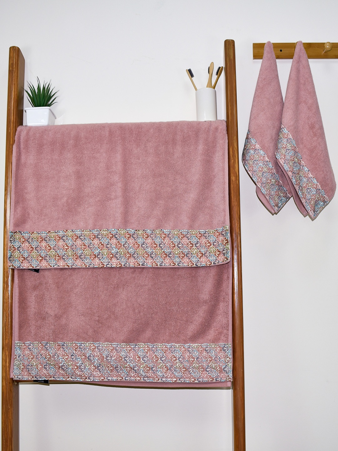 

RANGOLI SunShine Set Of 4 Peach-Coloured Printed 550 GSM Cotton Towels Set