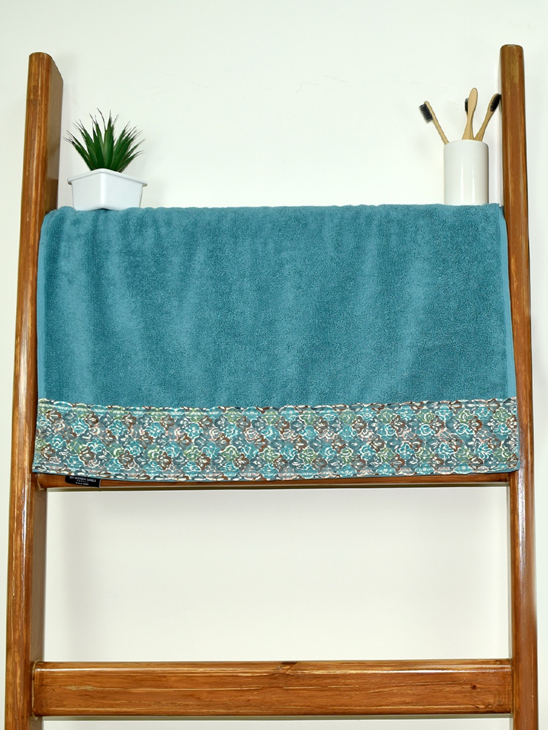 

RANGOLI Blue 550 GSM Pure Cotton Bath Towel With Lace