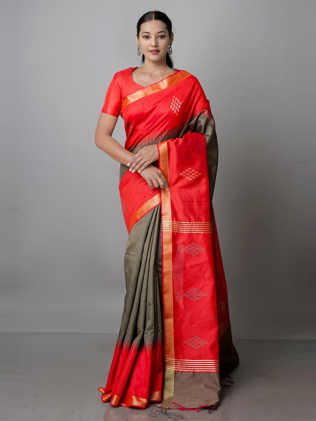

Unnati Silks Grey & Red Woven Design Zari Silk Blend Jamdani Saree