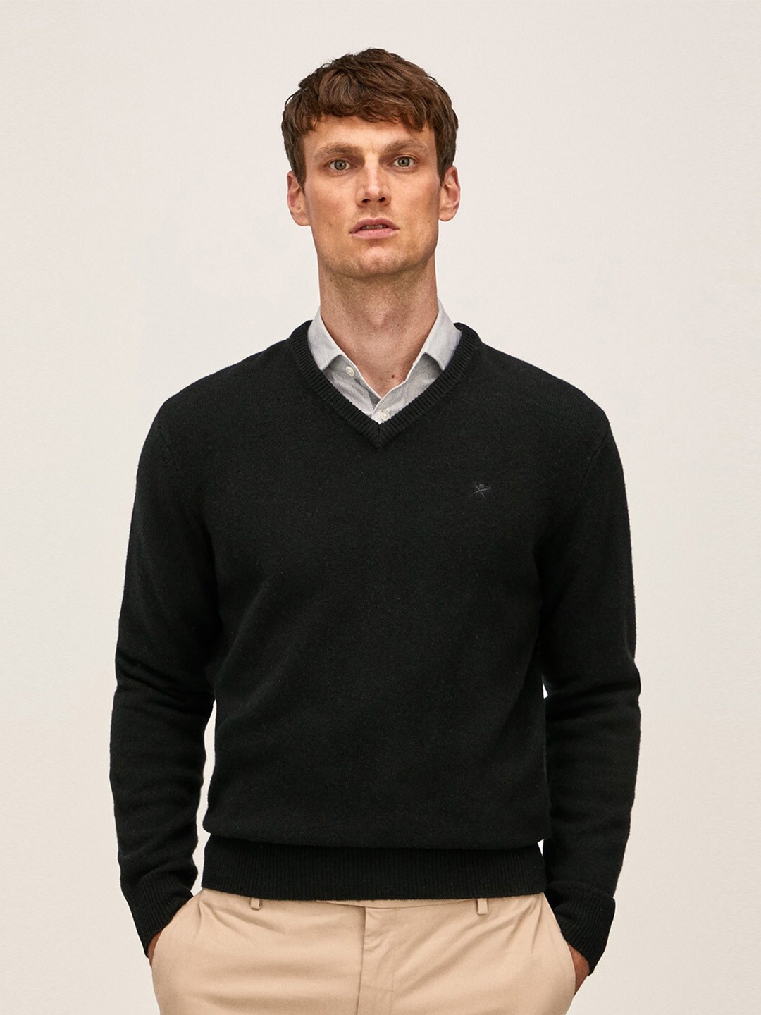 

HACKETT LONDON Men V-Neck Long Sleeves Lambswool Pullover, Black
