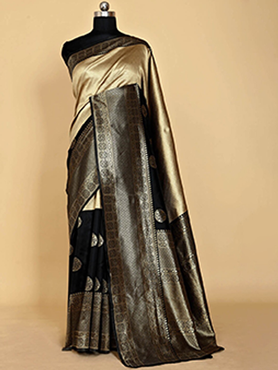 

BESUCHER Woven Design Zari Silk Blend Kanjeevaram Saree, Black