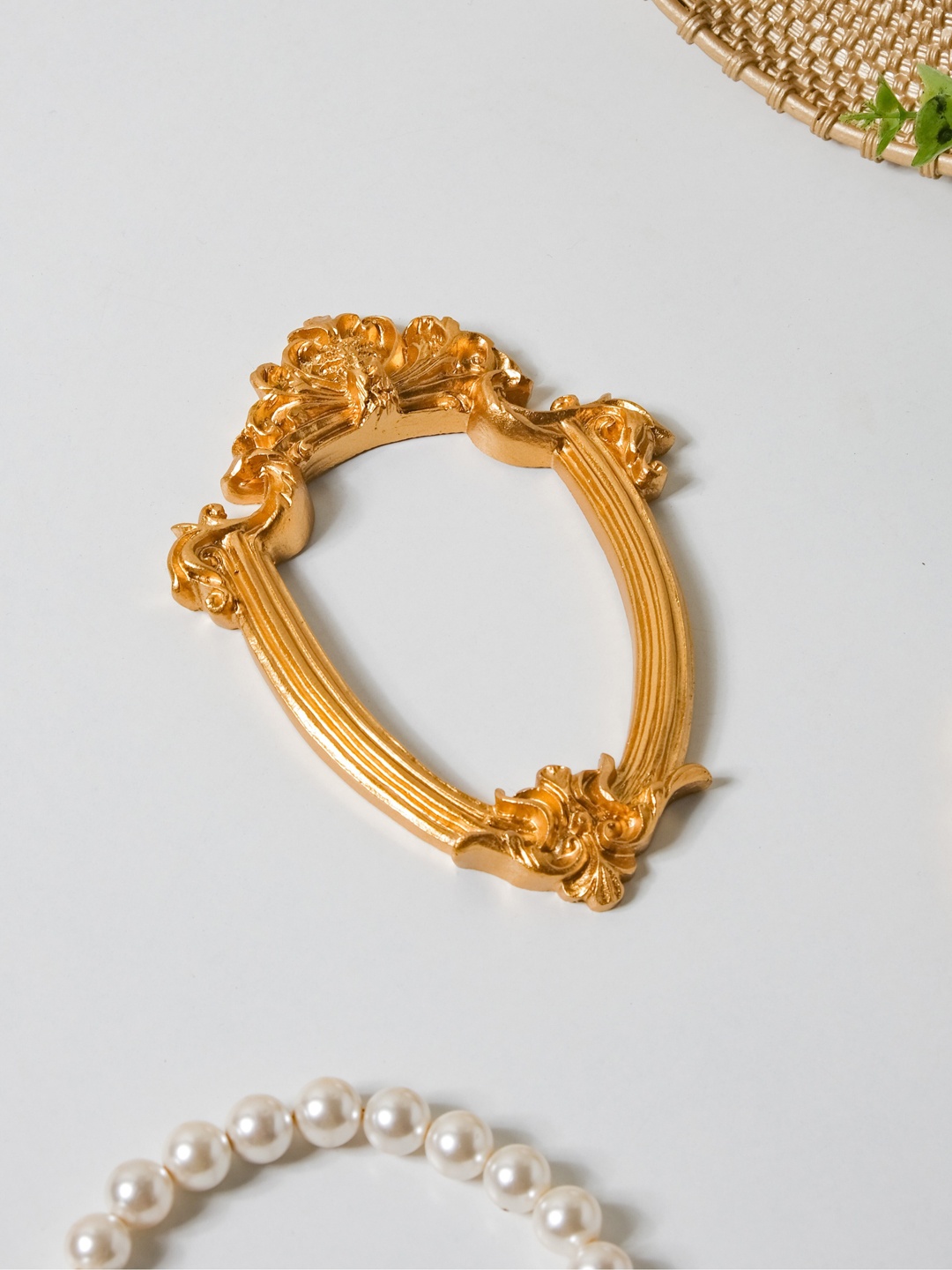 

Nestasia Gold-Toned Shield-Shaped Antique Photo Frame
