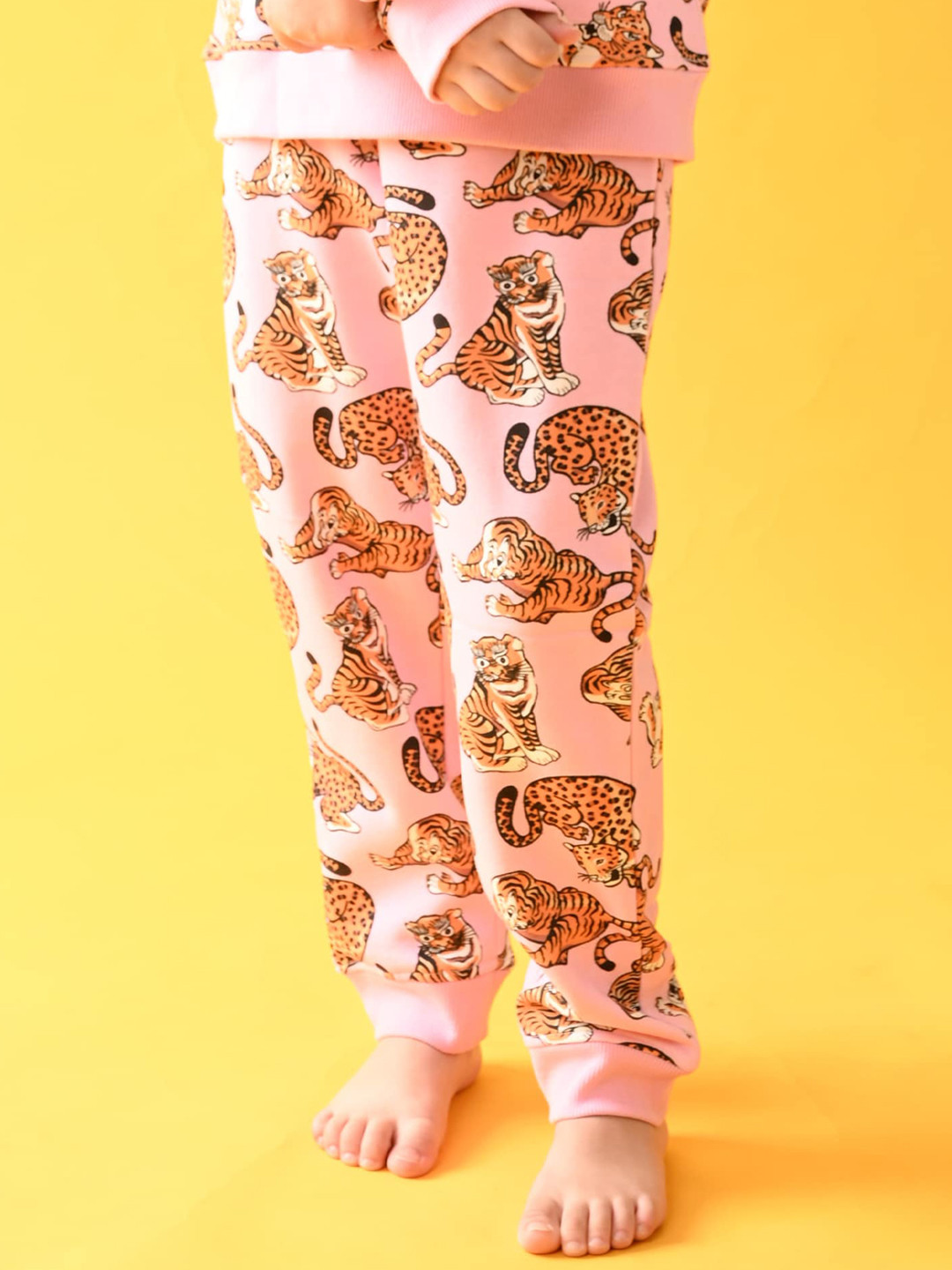 

Anthrilo Girls Tigers Printed Fleece Relaxed-Fit Joggers, Pink