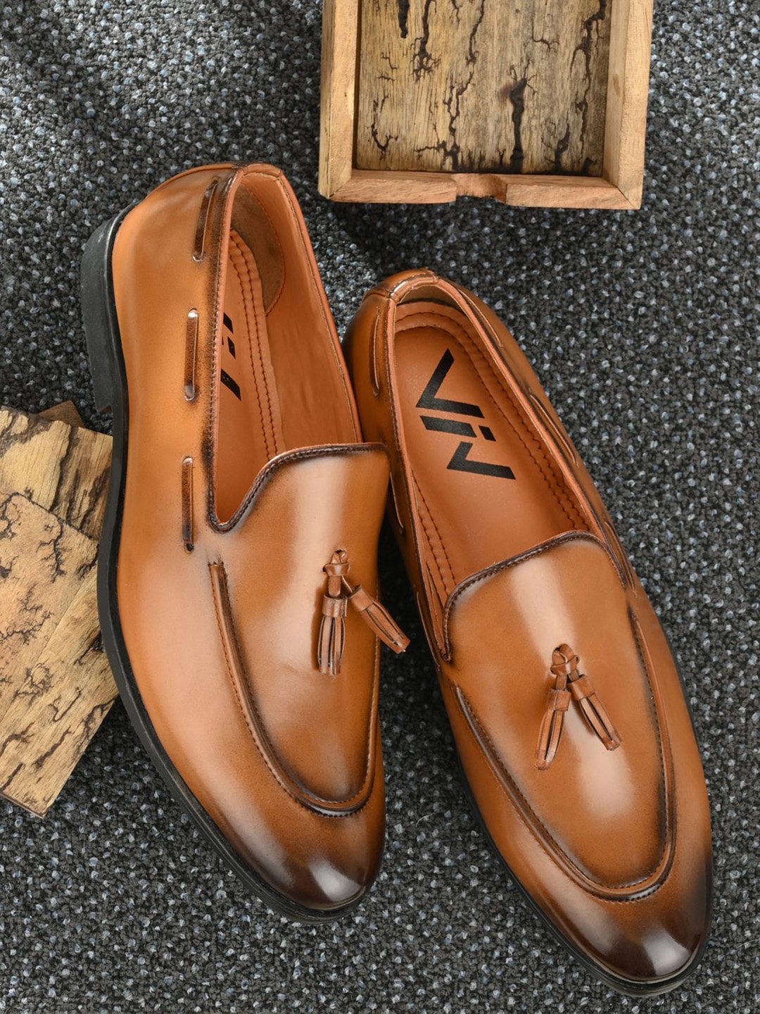 

VIV Men Solid Loafers, Tan