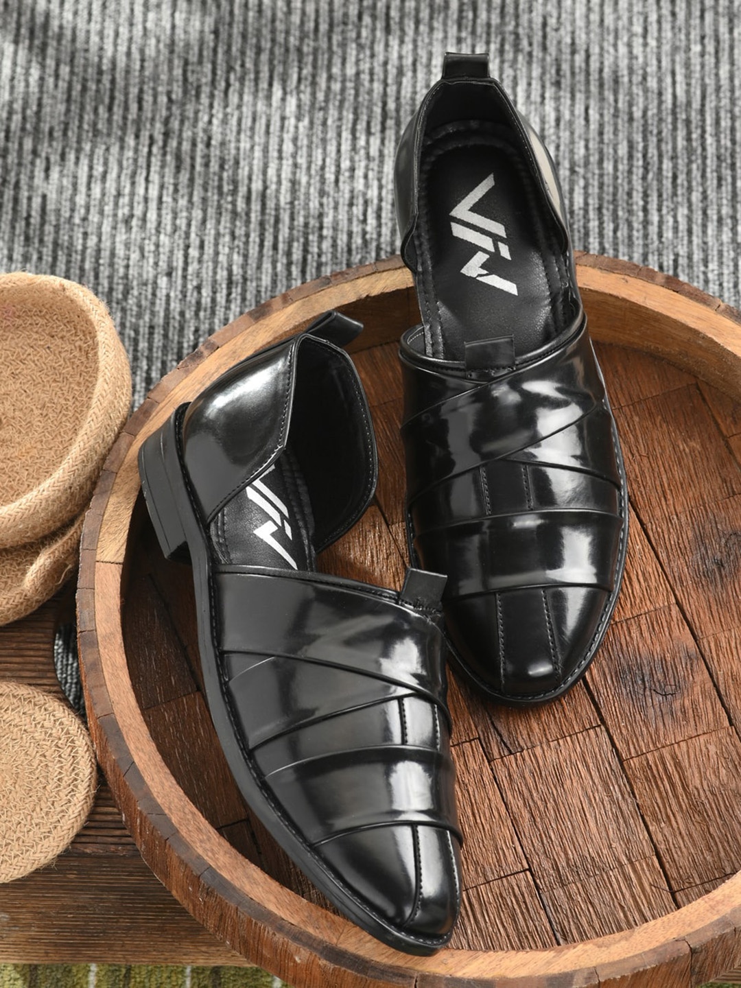 

VIV Men Solid Shoe-Style Sandals, Black