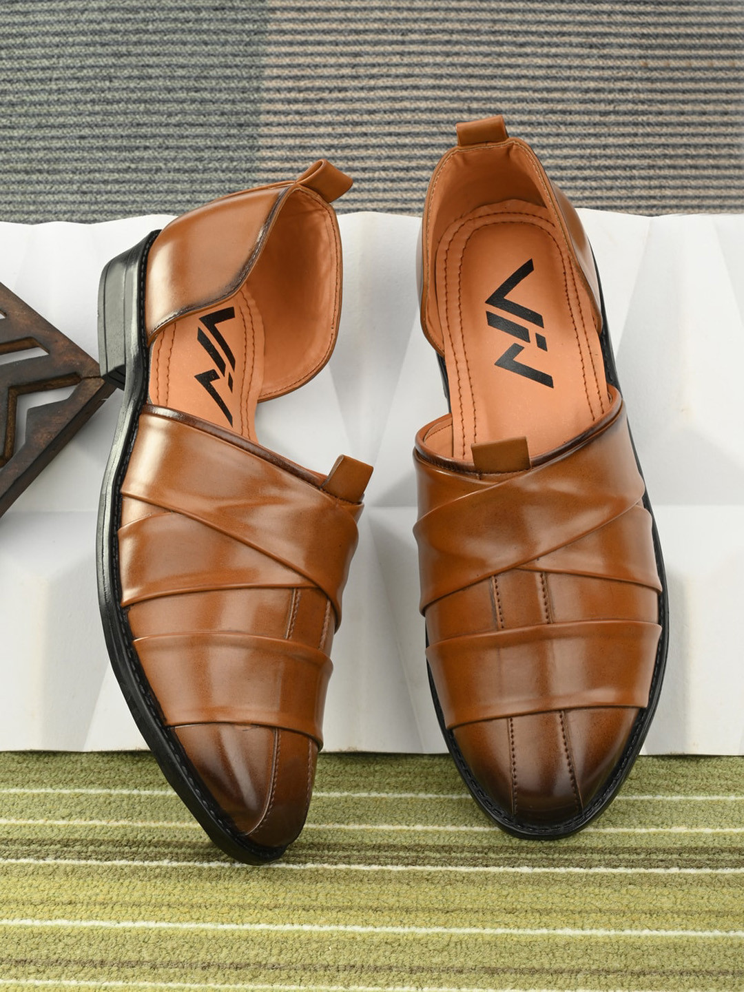 

VIV Men Solid Shoe-Style Sandals, Tan