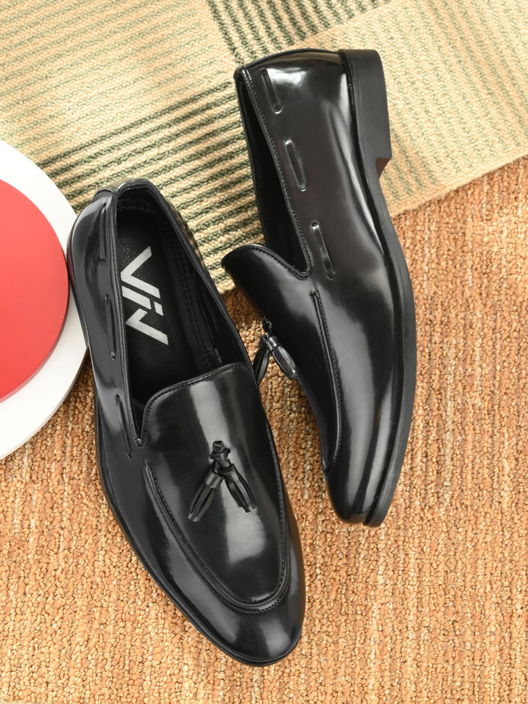 

VIV Men Solid Loafers, Black