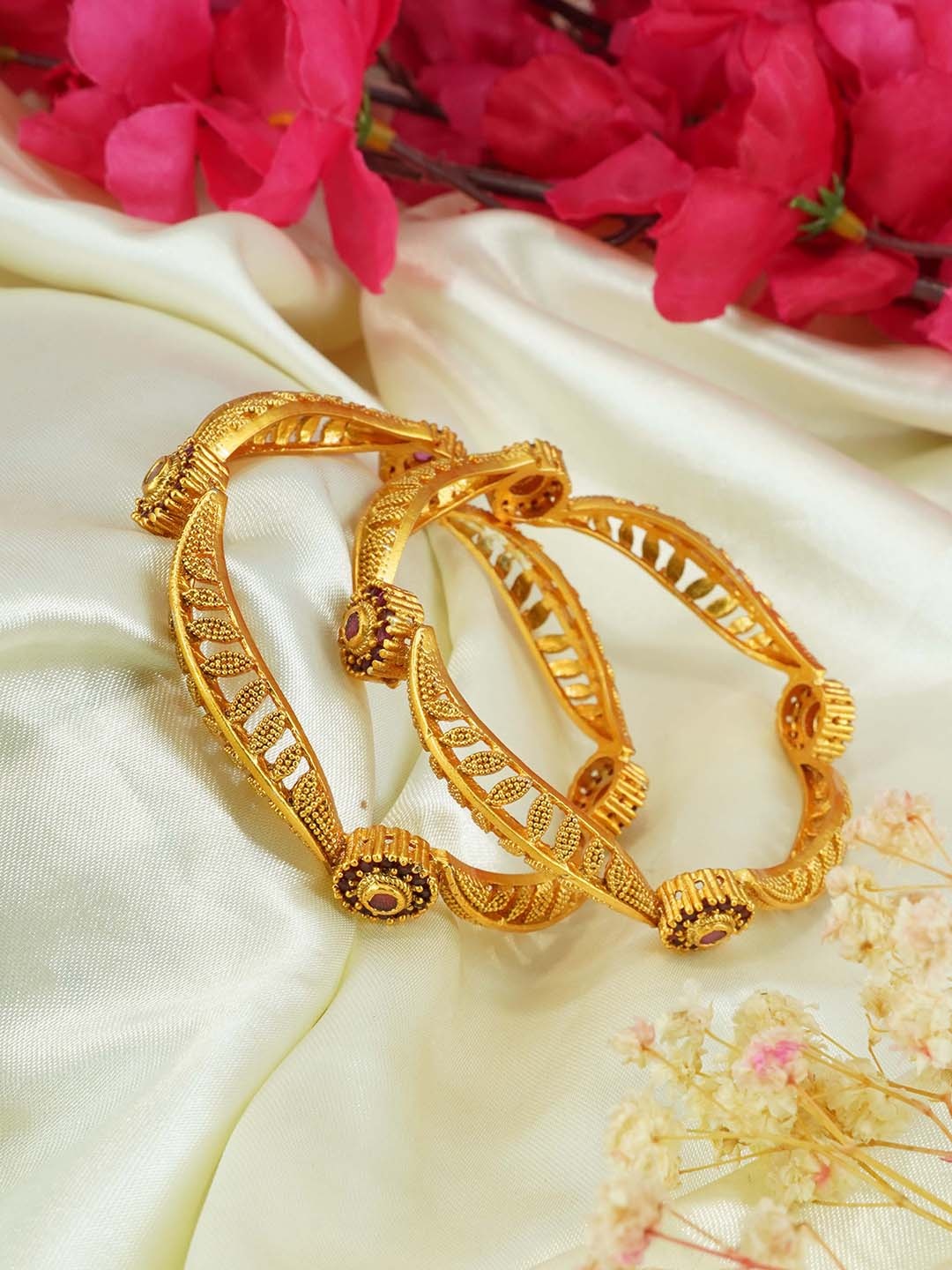 

GRIIHAM Set Of 2 Gold-Plated AD Studded Bangles