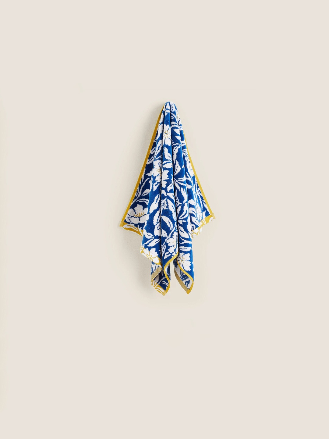 

Marks & Spencer Blue and White Set Of 4 Printed 550 GSM Pure Cotton Bath Towels