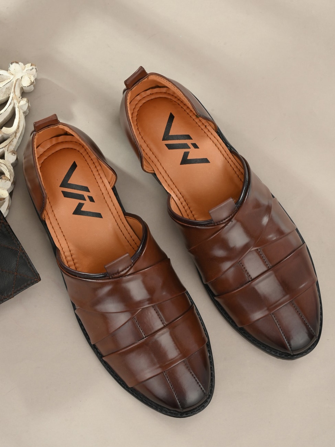 

VIV Men Solid Shoe-Style Sandals, Brown