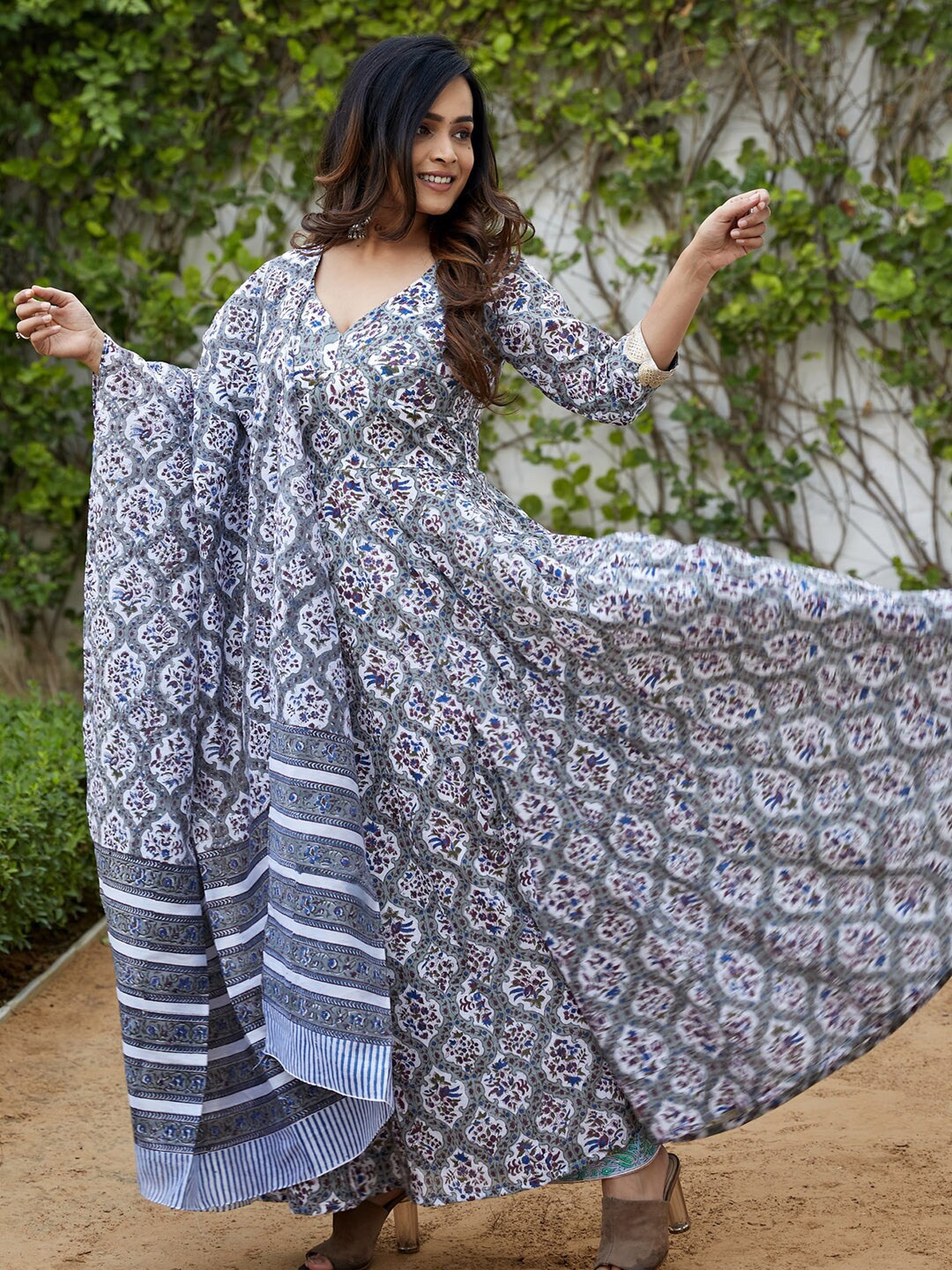 

Ambraee Women Grey Ethnic Motifs Printed Panelled Gotta Patti Kurta with Trousers & With Dupatta