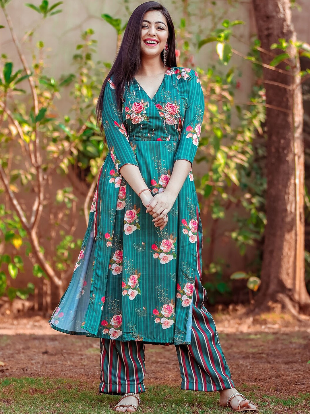 

Ambraee Women Floral Printed High Slit Sequinned Kurta with Palazzos, Green