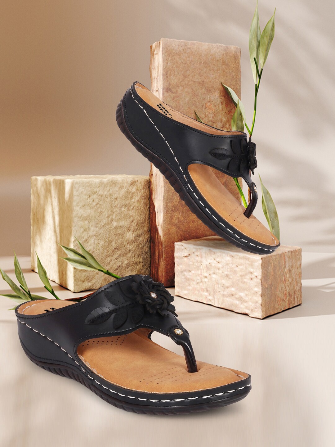 

TWIN TOES Women Black Open Toe Flats