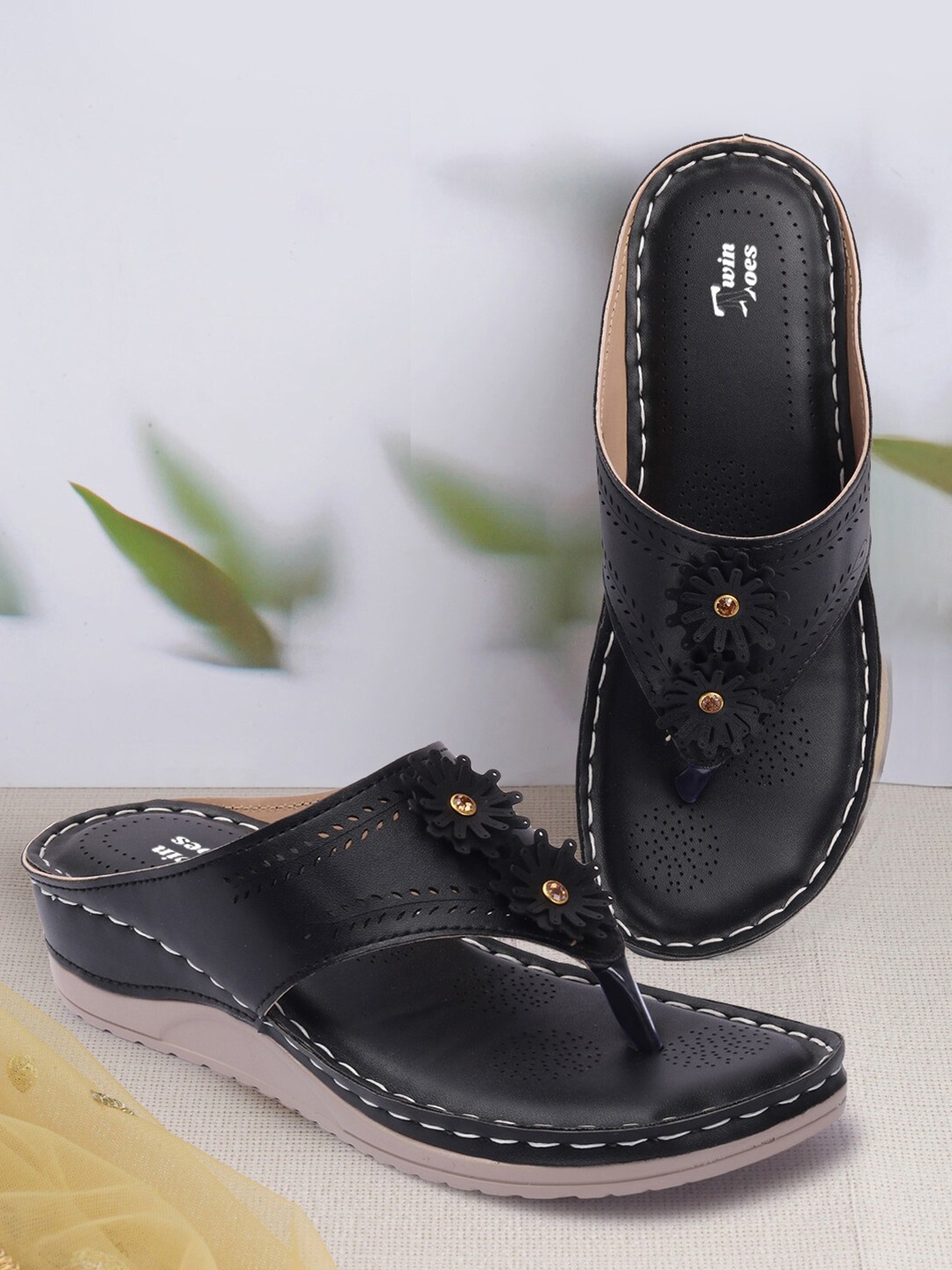 

TWIN TOES Women Black Embellished T-Strap Flats