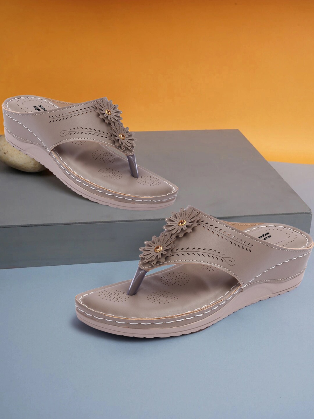 

TWIN TOES Women Grey Embellished T-Strap Flats