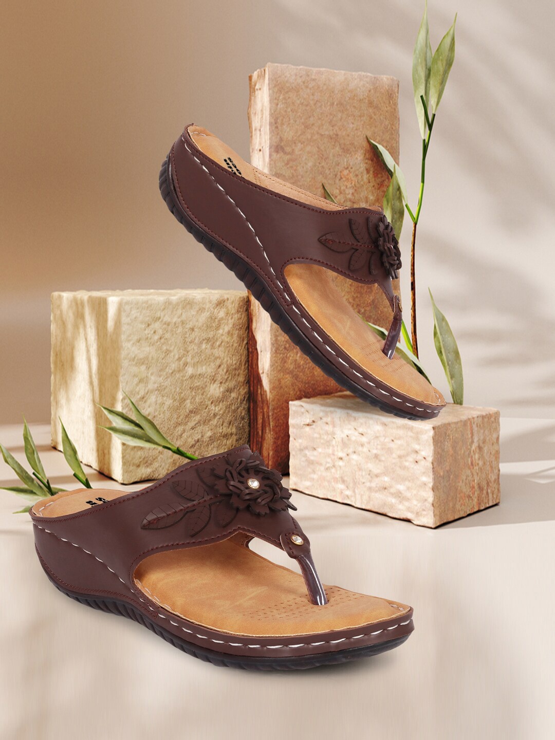 

TWIN TOES Women Open Toe Flats, Brown