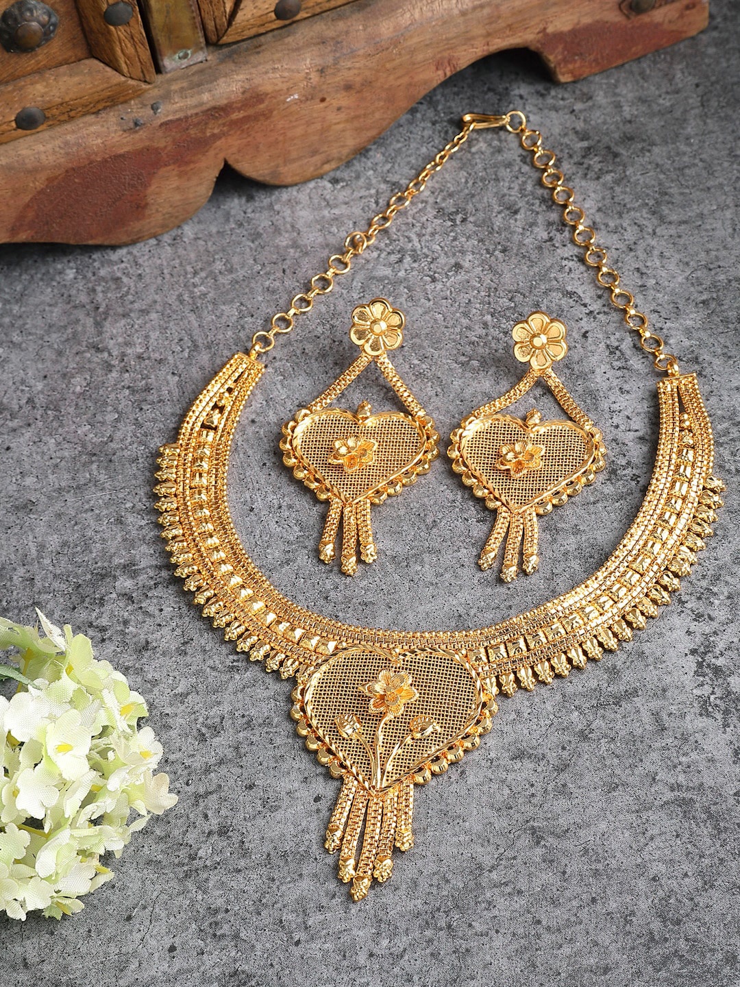 

ZENEME Gold-Plated Taselled Heart Shaped Jewellery Set