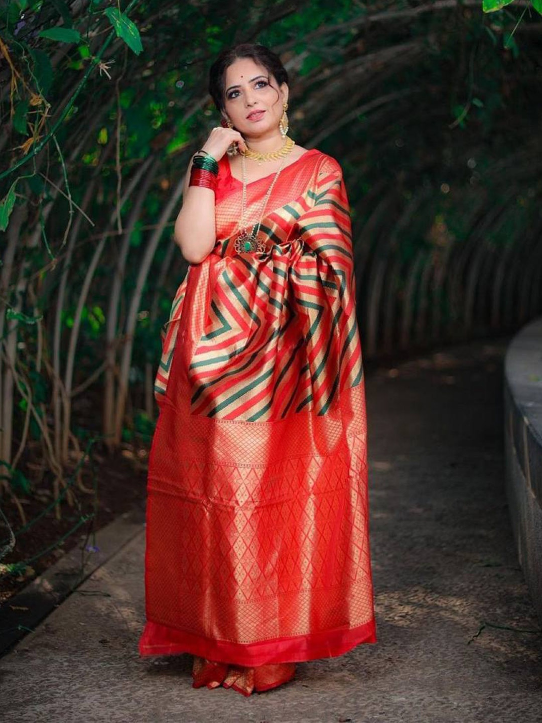 

TIEXA Woven Design Zari Soft Silk Banarasi Saree, Red