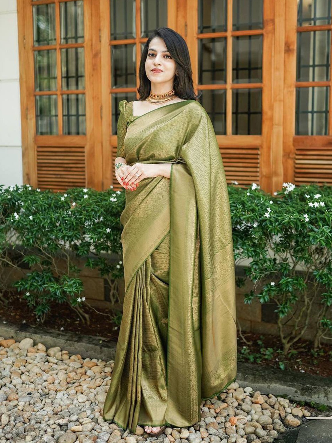 

TIEXA Green & Gold-Toned Woven Design Zari Pure Silk Banarasi Saree