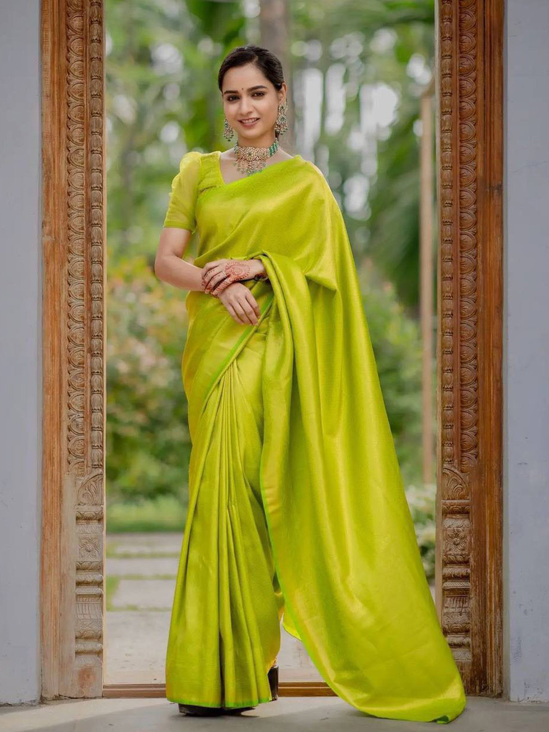 

TIEXA Green & Gold-Toned Woven Design Zari Pure Silk Banarasi Saree