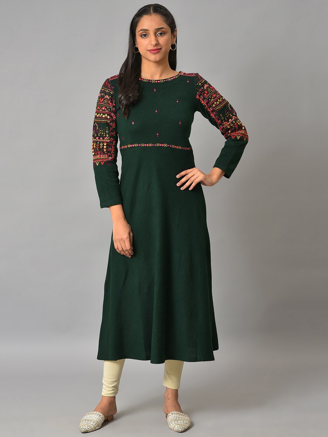 

W Women Green & Red Ethnic Motifs Printed Acrylic Kurta