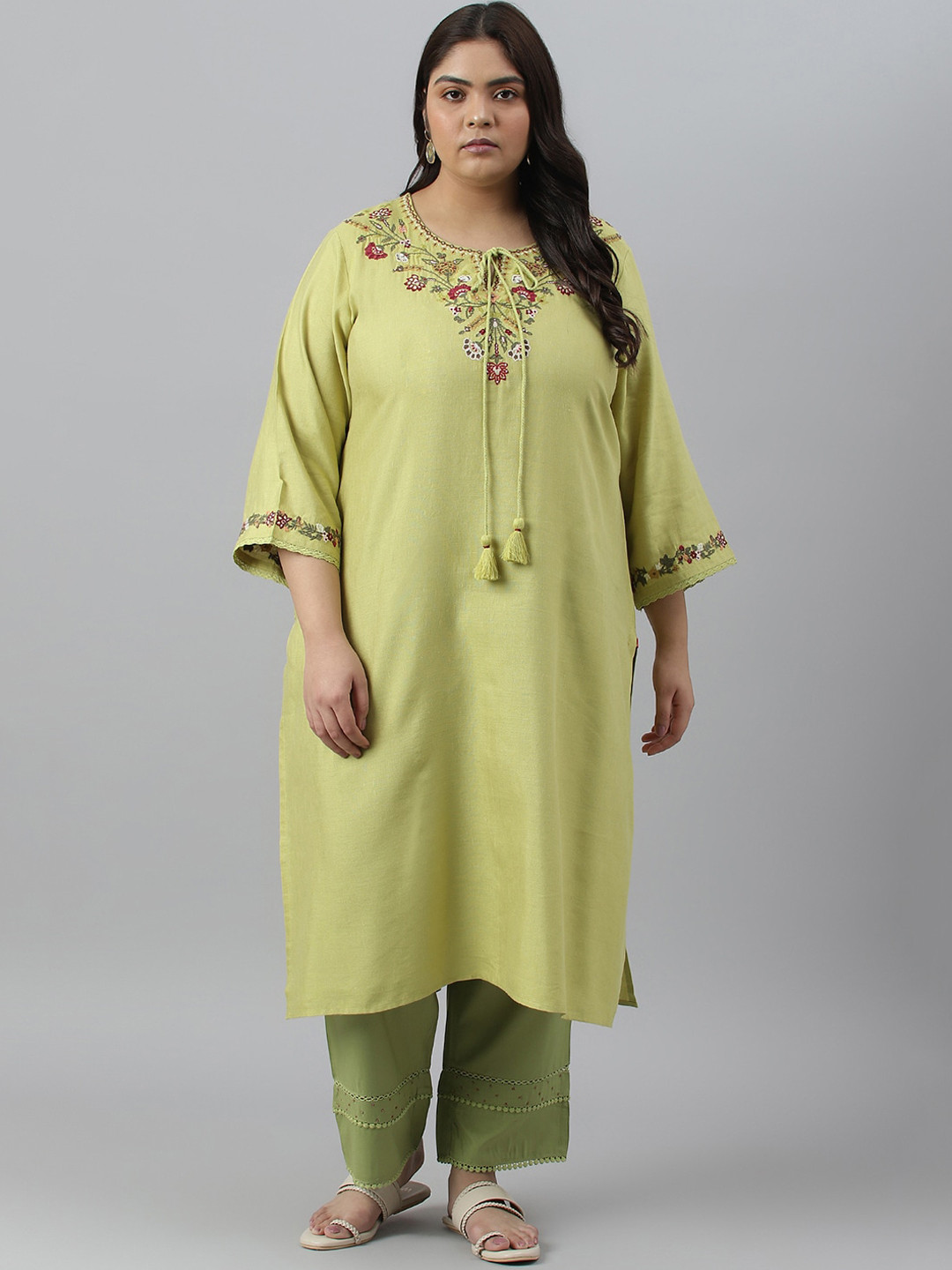 

W Plus Size Floral Embroidered Thread Work Kurta, Green