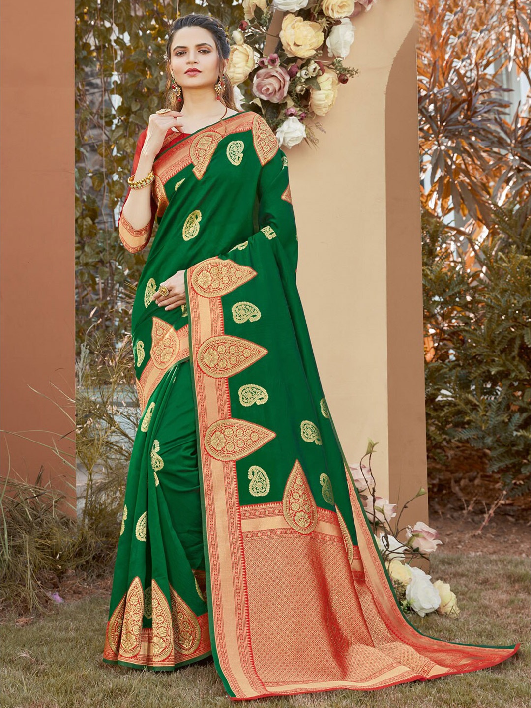 

SANGAM PRINTS Woven Design Zari Silk Blend Saree, Green